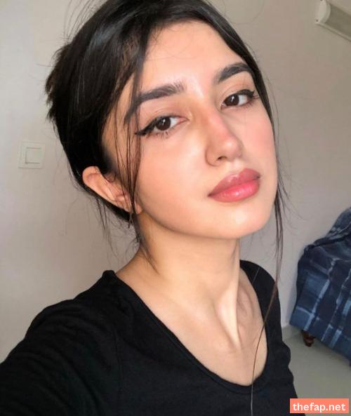 Who is this girl? She’s 🔥… anyone know her?